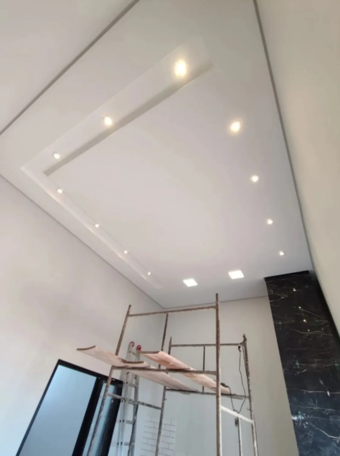 Sanca geométrica de gesso com iluminação embutida em ambiente residencial