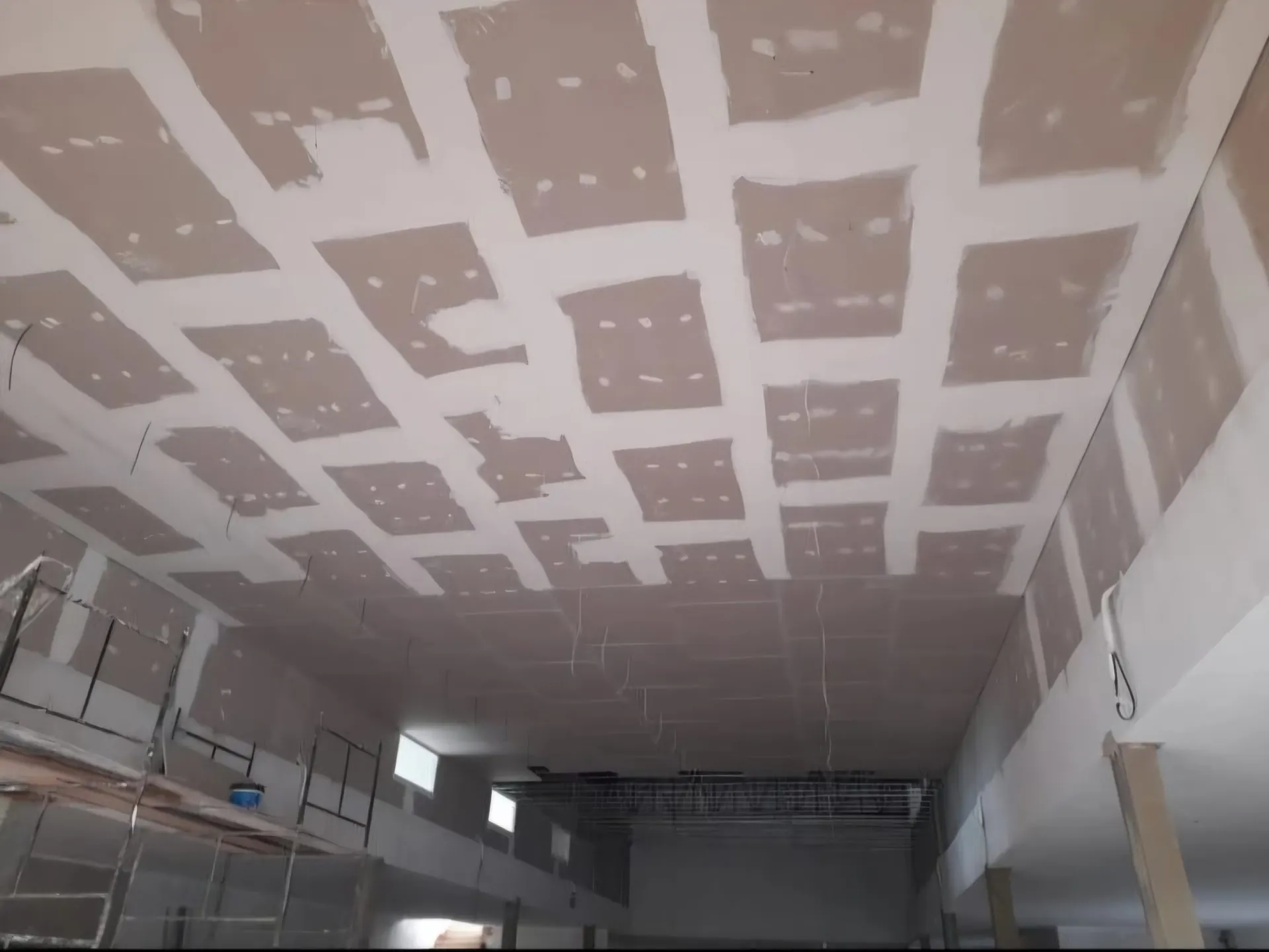 Forro de drywall em execução em uma obra de grande porte