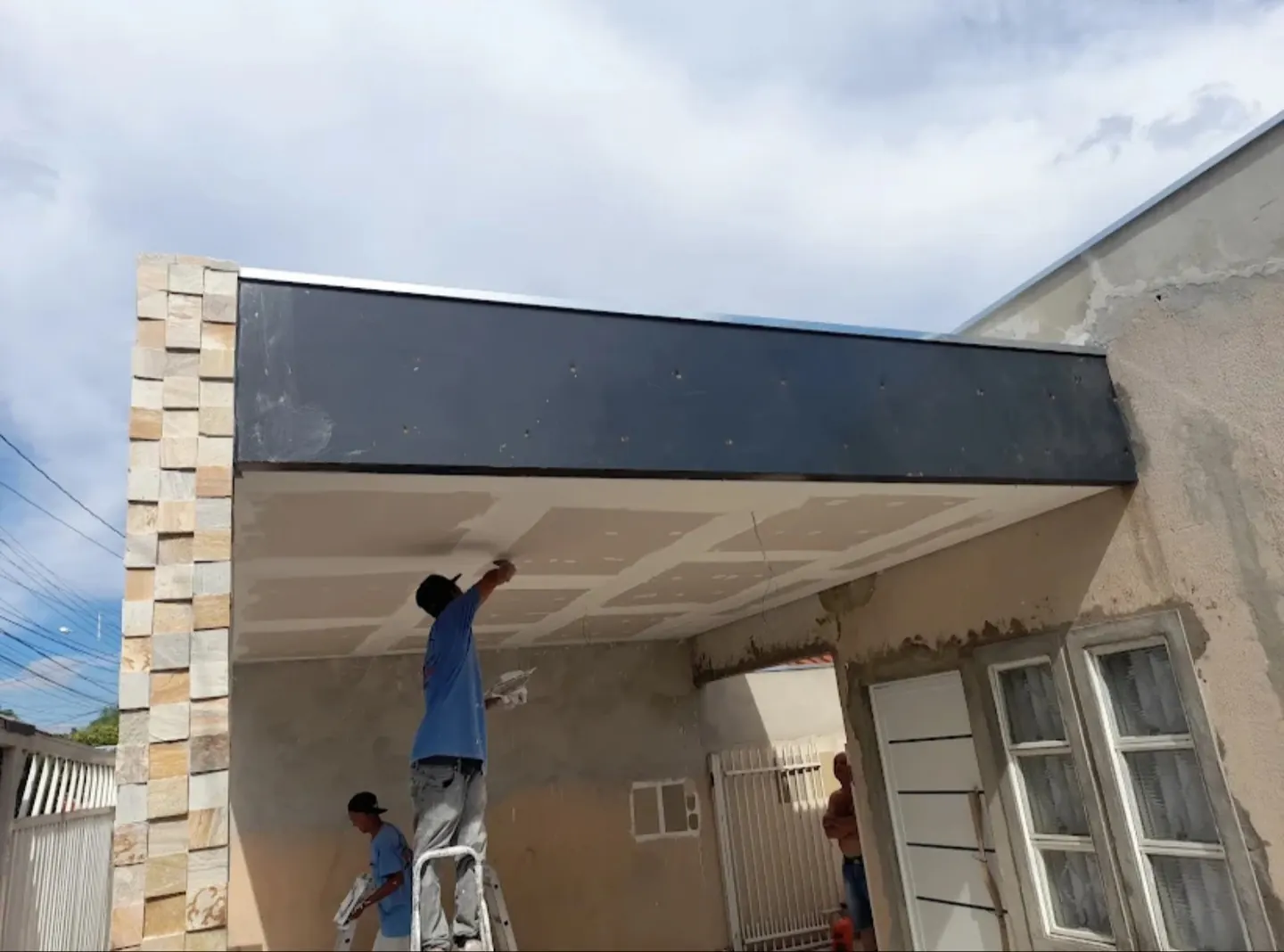 Equipe da Gesso Camargo trabalhando na instalação de um forro de drywall