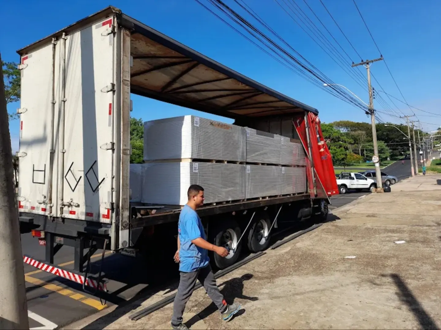 Chegada de placas e materiais para uma obra de drywall