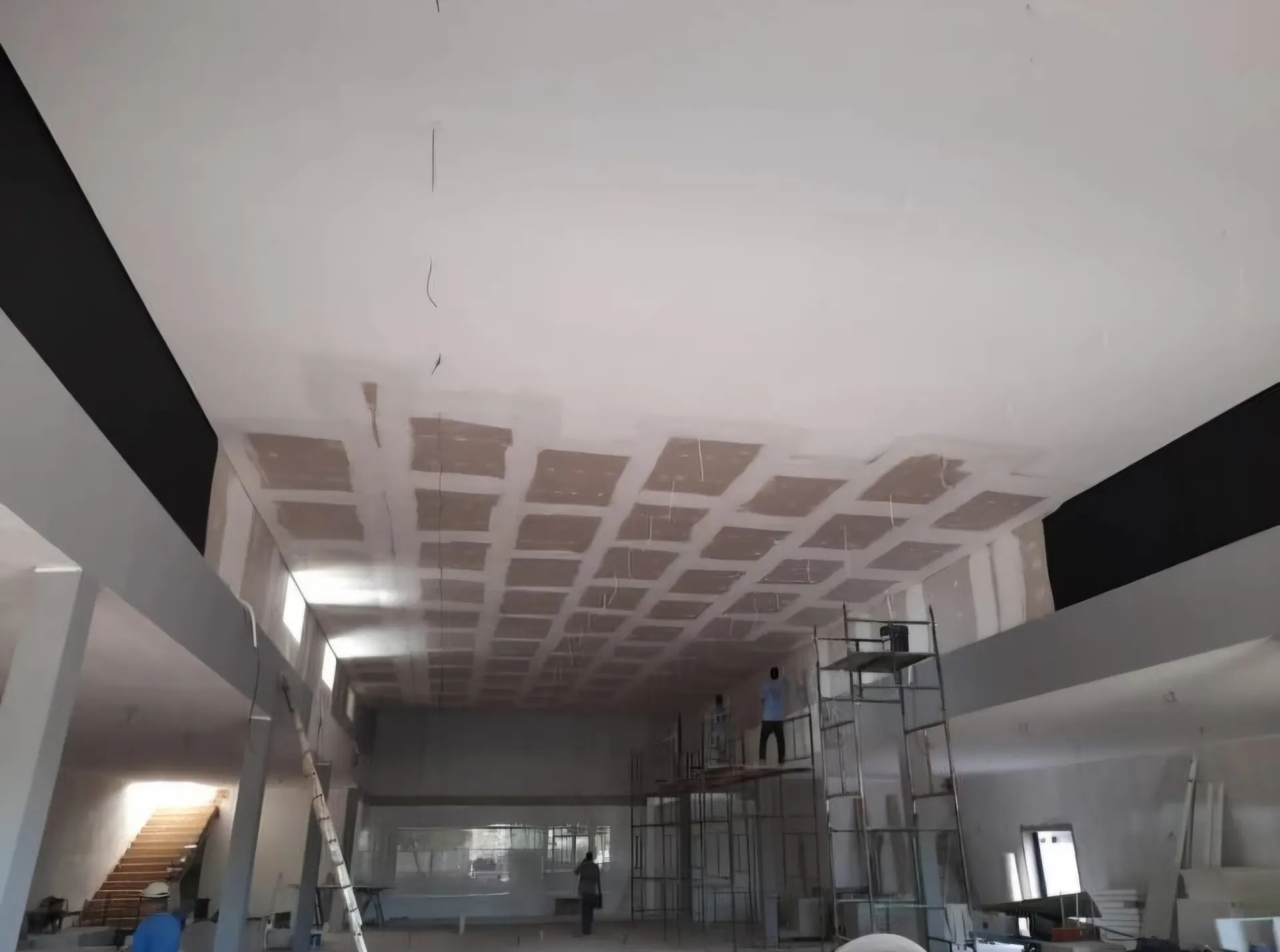 Forro de drywall em execução em salão de grande porte