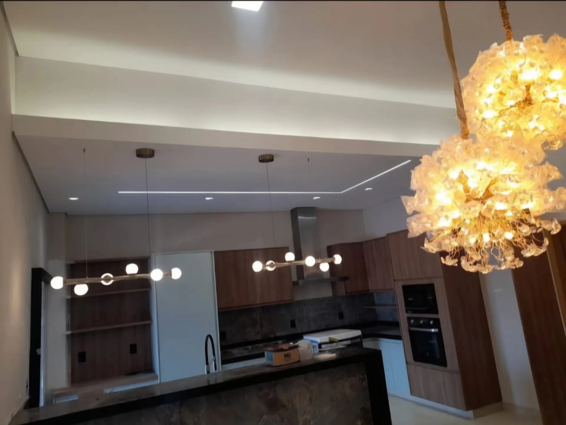 Sanca de gesso com iluminação linear em ambiente residencial integrado